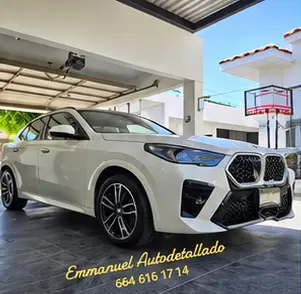 Autodetallado a domicilio en Tijuana para camioneta BMW blanca